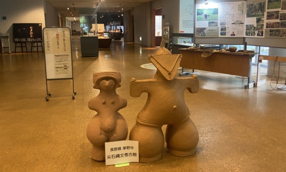 尖石縄文考古館エントランスに並ぶ縄文のビーナスと仮面の女神のレプリカ像