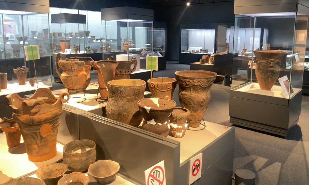 尖石縄文考古館の展示室に並ぶ縄文土器