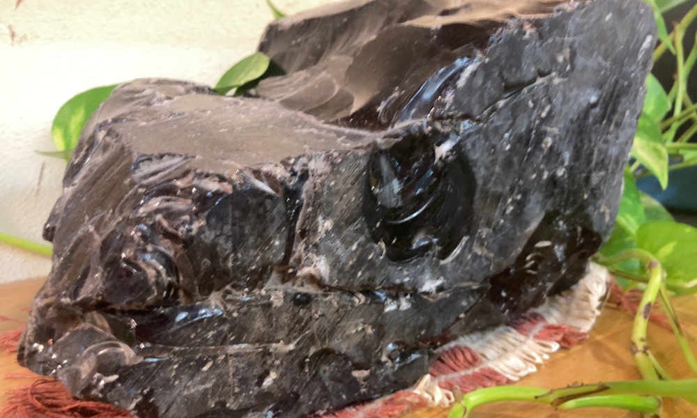 光を反射する黒曜石の原石。縄文時代の生活を支えた天然ガラス