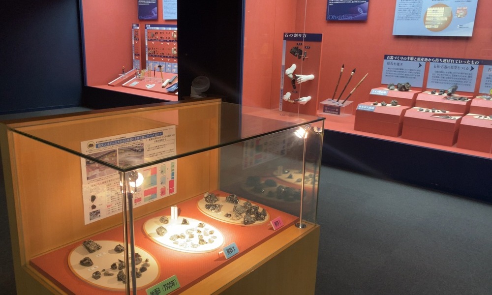 考古館に展示された黒曜石製の矢じりや道具。縄文時代の広域ネットワークを示す出土品