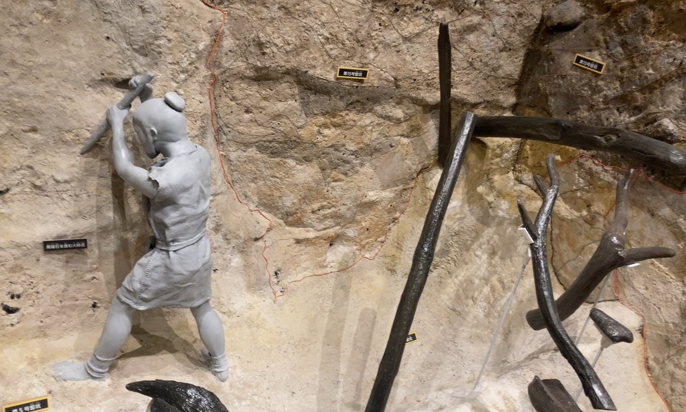 黒曜石を石器に加工する縄文時代の作業風景（復元）