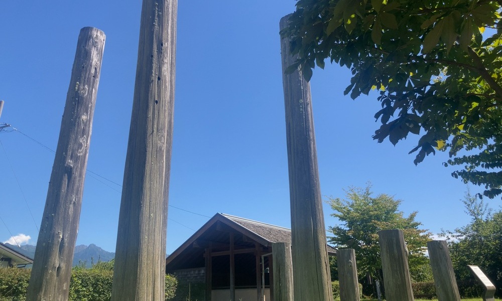 縄文以来続く自然崇拝と柱信仰の象徴。