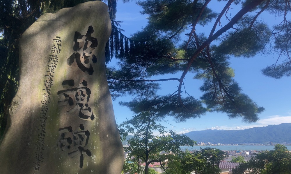 戦没者を祀る忠魂碑。命を懸けた歴史の記憶を刻む石碑