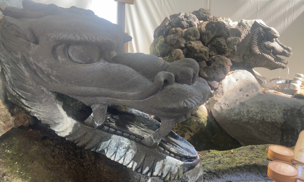 諏訪大社の龍神手水舎。水で心身を清める場は、信仰と観光の両方の入り口となっている。