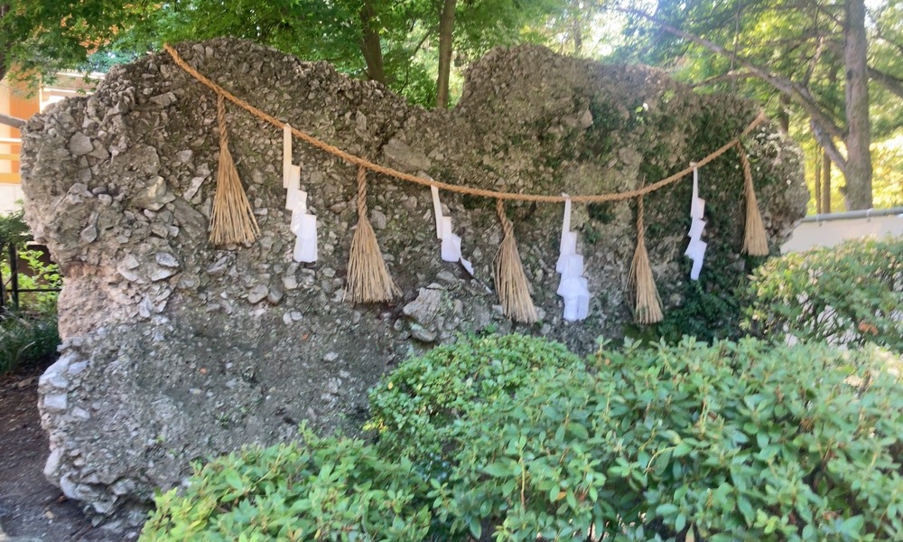 諏訪大社に祀られる「さざれ石」。細かな石が集まり一つの大きな岩となった姿は、共同体の力と永続の象徴。