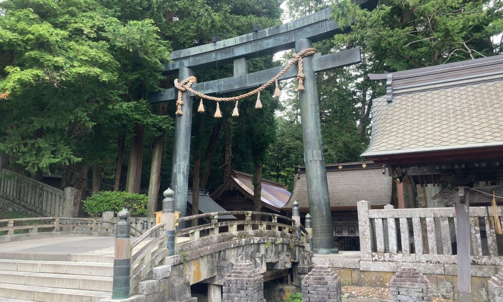 諏訪大社の鳥居と社殿。湖を囲む四社の一つとして、古代から人々の祈りを集めてきた。