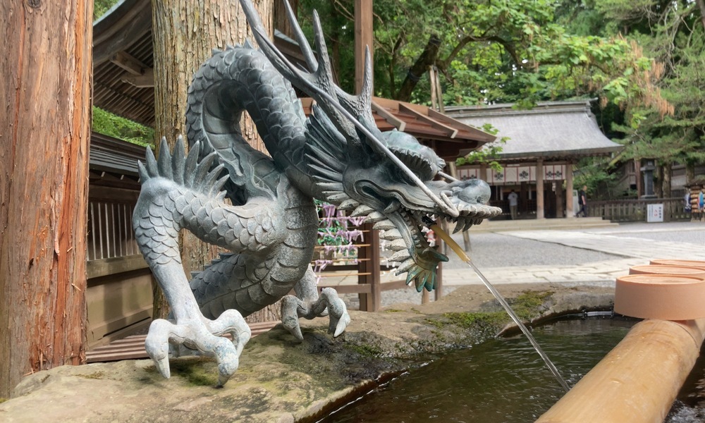 諏訪大社の手水舎に設置された龍の像。水を吐き出す姿は古代から続く自然崇拝と水神信仰を象徴する。