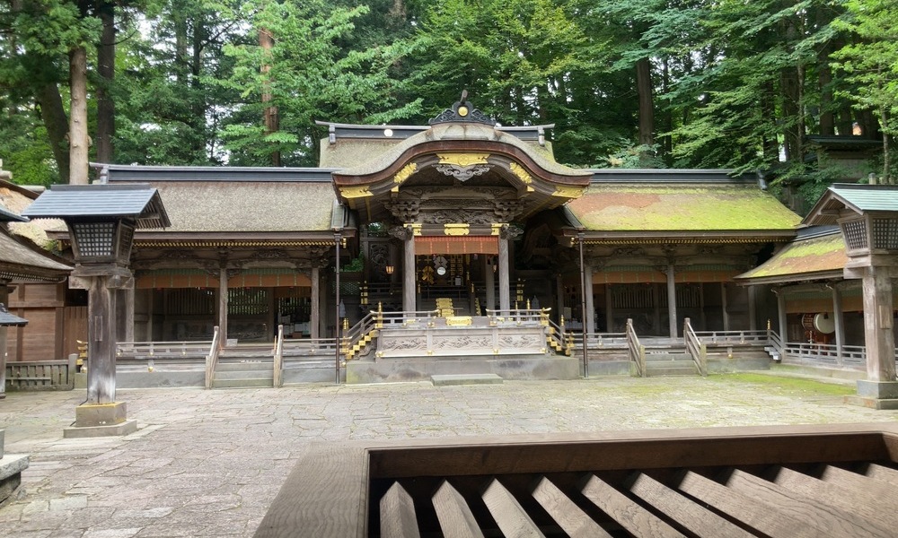 諏訪大社本宮の社殿。古事記や日本書紀に記された神話と、縄文以来の土着信仰が重なり合う聖地。