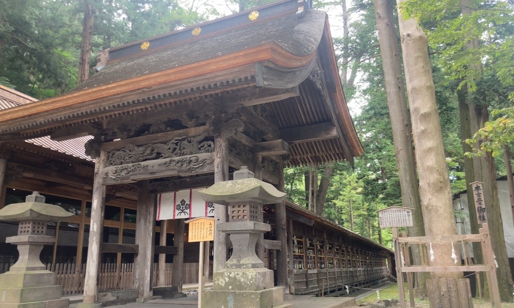 諏訪大社本宮の御柱。七年に一度の御柱祭で山から曳き出され、社殿の四隅に立てられる大木。