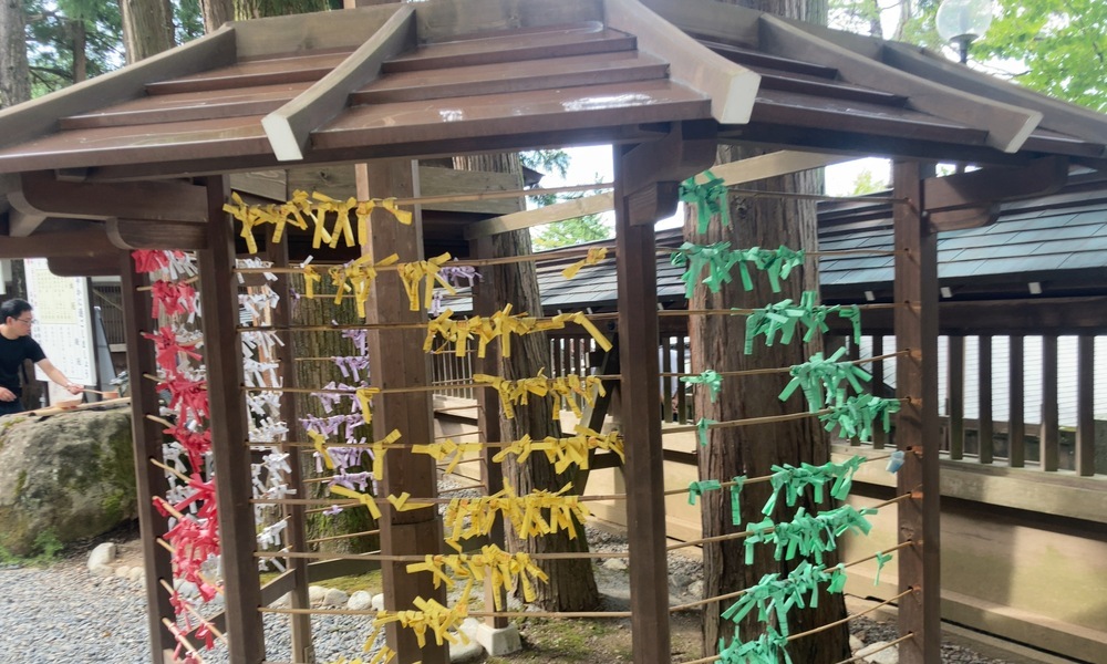 諏訪大社の境内に並ぶ色とりどりの祈願札。現代の参拝者も願いを託し、祈りの伝統を受け継いでいる。