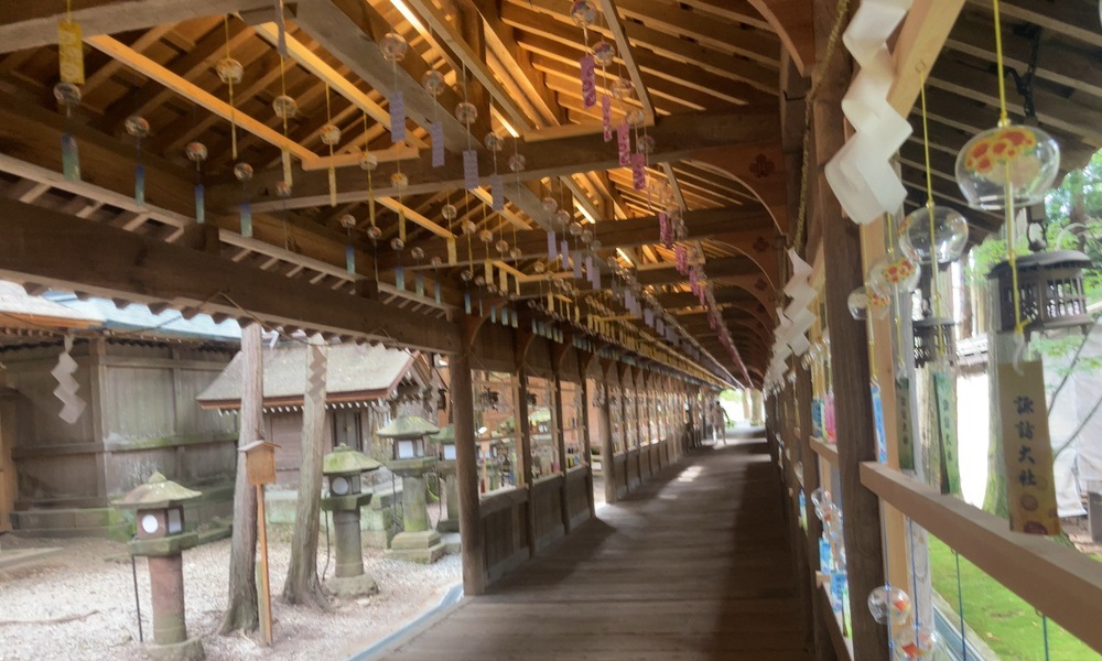 諏訪大社の回廊に吊るされた数多くの風鈴。祈りの音色が未来へ問いかけるように響く。
