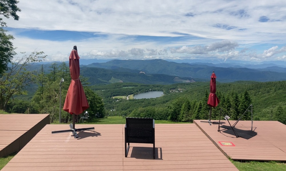 女神湖を上から見下ろすテラスの眺望。蓼科山と湖が織りなす自然の調和。