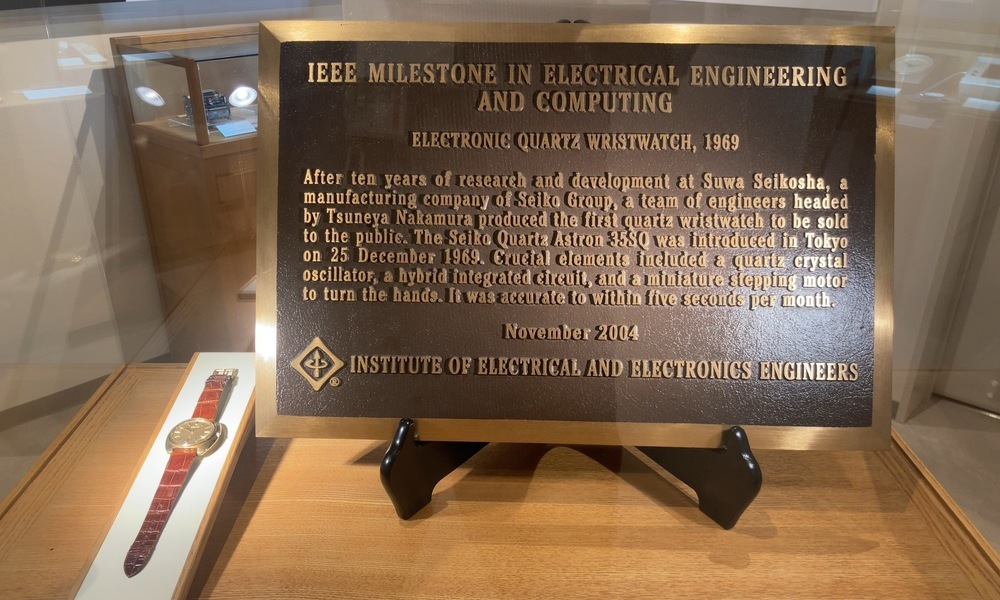 世界初のクオーツ腕時計「クオーツ アストロン」とIEEEマイルストーン記念プレート（1969年、諏訪精工舎）