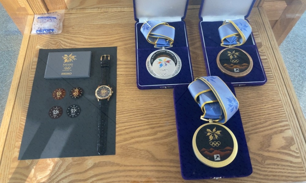 長野オリンピックで使用された公式メダルの展示。諏訪の精密工業とデザイン力を象徴する品々