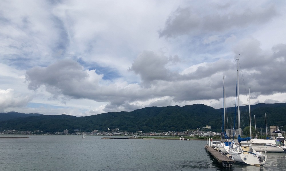 古くからの龍神信仰を思わせる形をした雲が諏訪湖に現れた瞬間