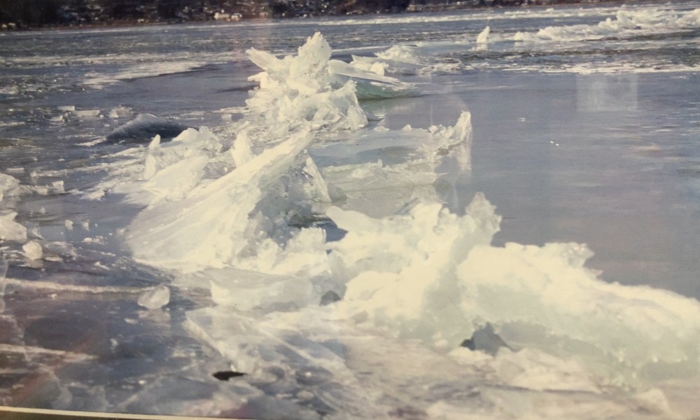 八釼神社に掲示された御神渡り（御神渡りの痕跡）写真。凍結した諏訪湖の氷が盛り上がり、龍神の通り道のような形状をつくっている様子