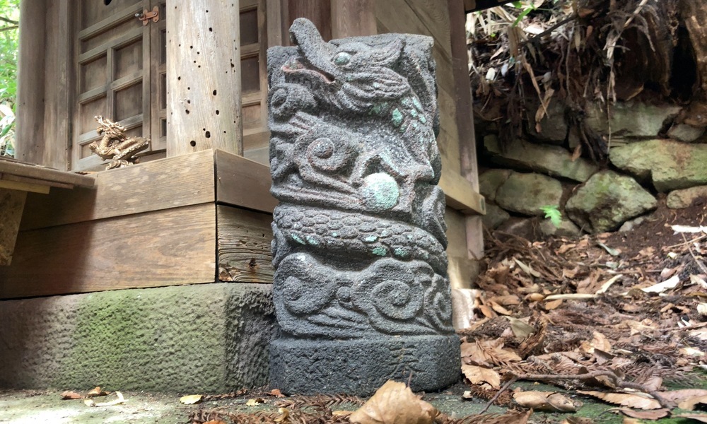 龍王大明神の境内に立つ龍の石彫の柱