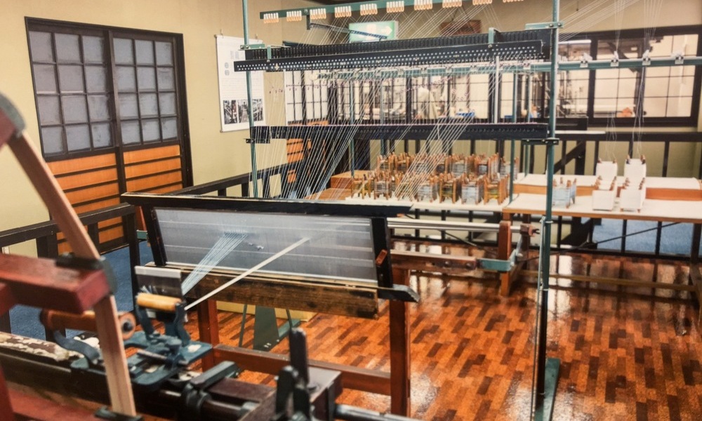 岡谷蚕糸博物館に展示されている手織機。木の温もりと糸の張りが美しく、近代日本の繊維産業の原点を物語る。