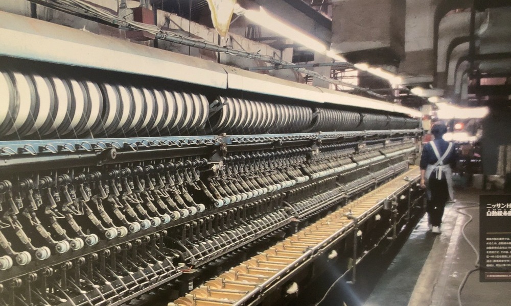 岡谷蚕糸博物館に展示されている自動繰糸機。精密に並ぶスピンドルが、明治期の技術革新と日本製シルクの品質向上を象徴している。