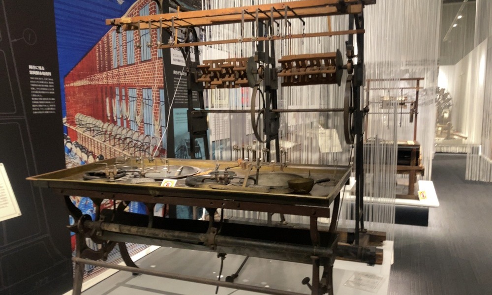 岡谷蚕糸博物館に展示されている近代織機。精密な構造と張り巡らされた糸が、SILK OKAYAの黄金期を支えた技術力を今に伝える。
