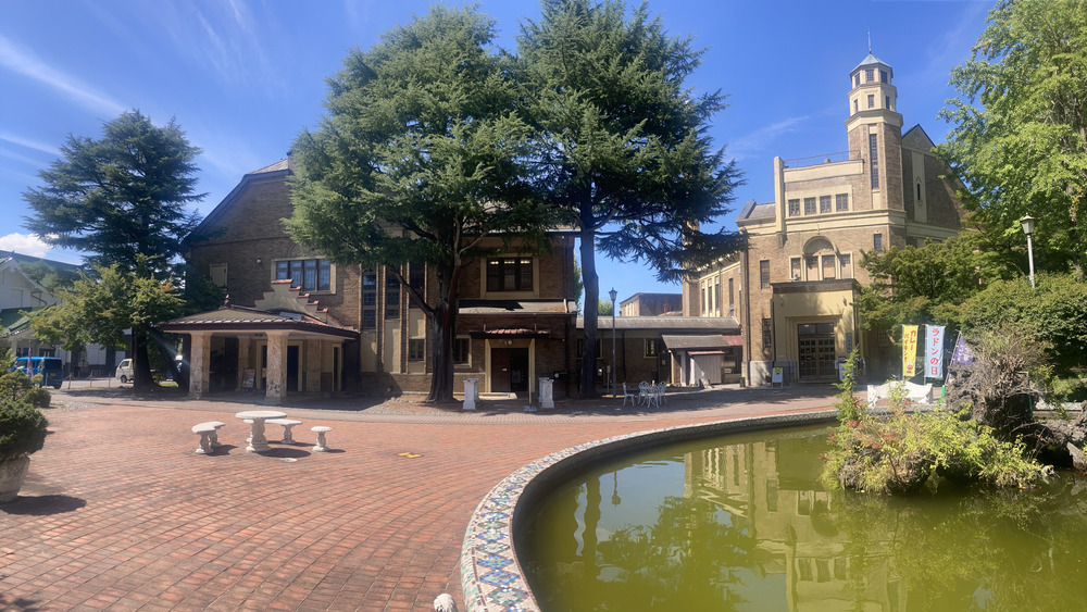 長野県諏訪市の片倉館。製糸業で栄えた片倉財閥が1928年に建設した洋風建築で、女工たちの労をねぎらうための温泉施設として誕生した。現在はシルク産業の遺産として、諏訪の文化と歴史を今に伝えている。