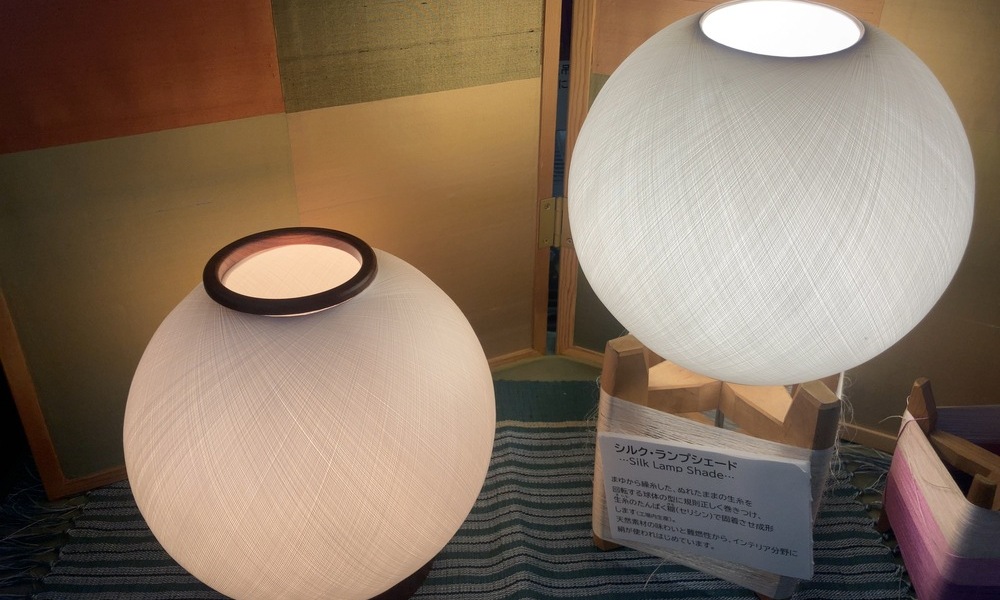 岡谷市のシルクファクト岡谷で展示されている、シルク糸を使ったランプシェード。伝統的な製糸技術が現代デザインと融合し、新たな光を生み出している。