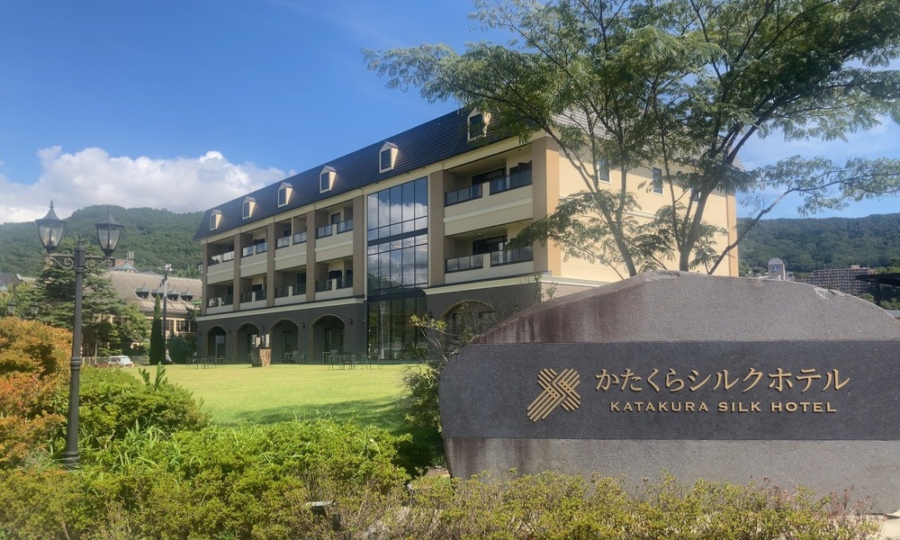 長野県諏訪市の片倉ホテル。製糸業で栄えた片倉財閥の流れをくむ建築群のひとつで、かつての産業遺産が観光と文化の拠点として再生している。シルクの都の“未来の姿”を象徴するランドマーク。