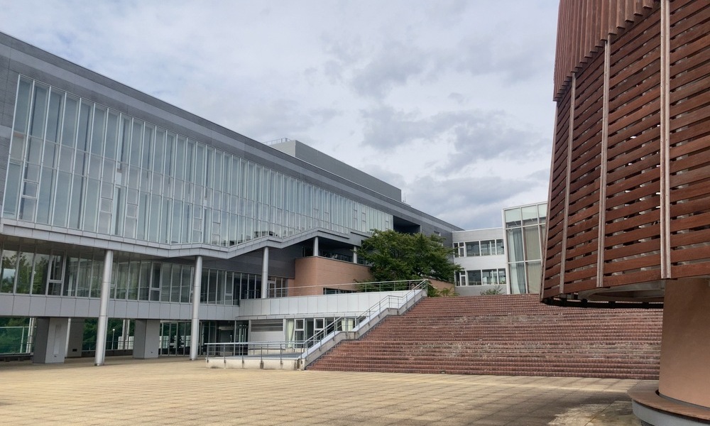 公立諏訪東京理科大学のキャンパス外観。地域の産学連携や次世代の人材育成を担う教育拠点。