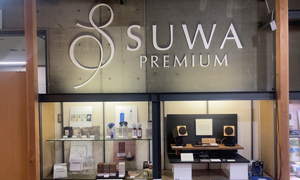 信州諏訪ガラスの里内に設けられたSUWA PREMIUMショップ展示。地域ブランドを体感できる空間。