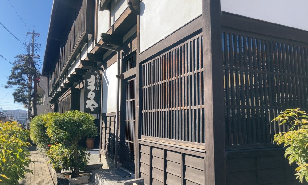 下諏訪の温泉町に残る木造建築と通り。暮らしと湯が隣り合ってきた街並み