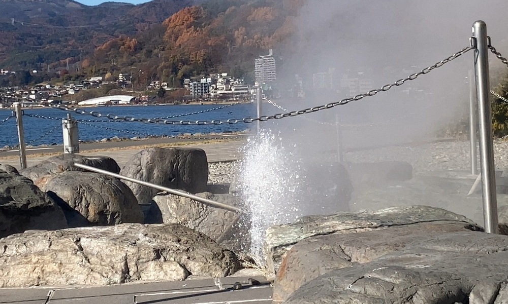 上諏訪湖畔にある間欠泉センターで、地中から噴き上がる温泉の湯気