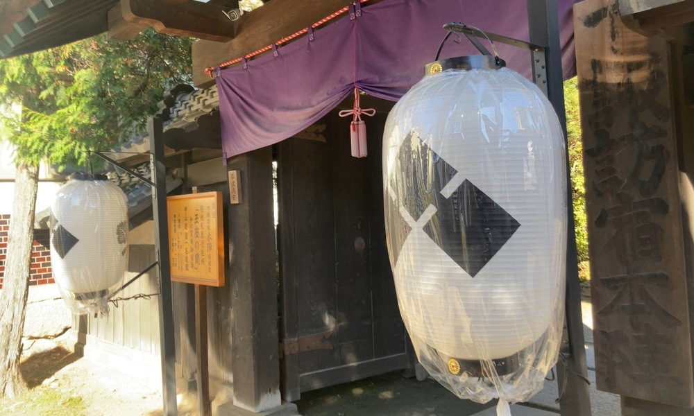 下諏訪宿本陣の入口に掲げられた提灯と門構え、街道に面して静かに佇む様子