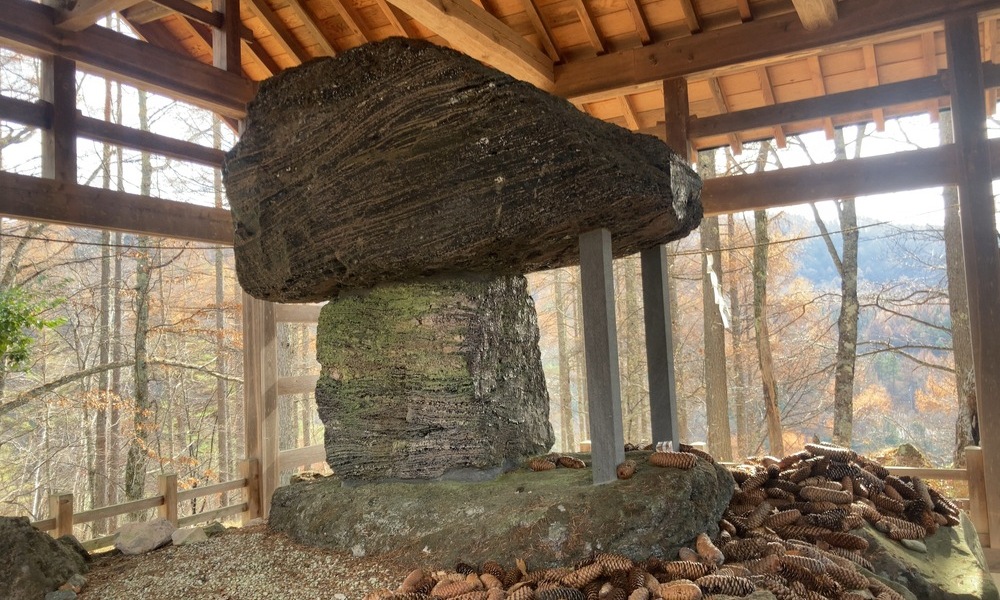 横谷渓谷にある大瀧神社の御神体。黒曜石の巨石が、磐座として人の立ち位置を静かに測る基準点となっている。