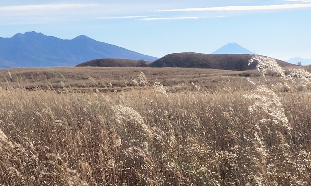山に囲まれながらも閉じきらない、諏訪周辺の草原と地形の広がり
