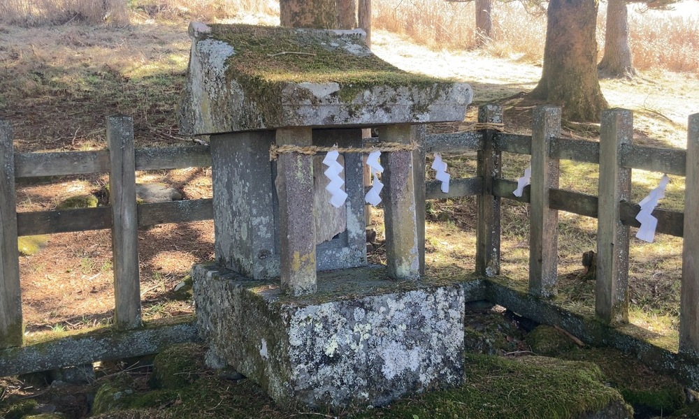旧御射山周辺に残る石祠。注連縄と紙垂が掛けられ、現在も祈りの痕跡をとどめる小さな祭祀構造