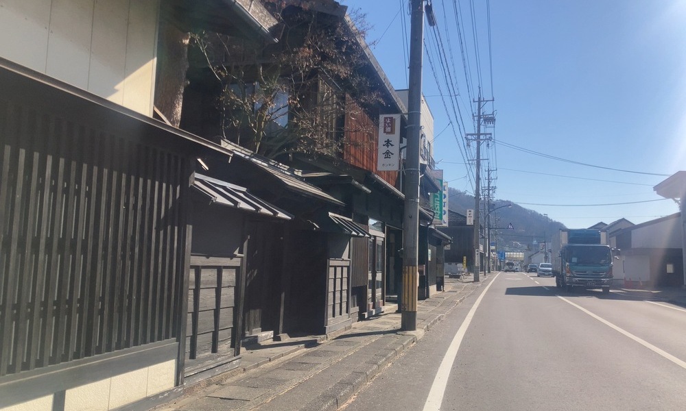 甲州街道沿いに並ぶ諏訪五蔵の酒蔵と町並み。水と街道が交差する場所に残る酒蔵の外観