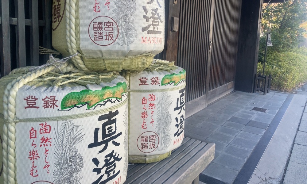 諏訪の酒蔵前に積まれた菰樽（こもだる）。奉納酒として並ぶ日本酒の樽