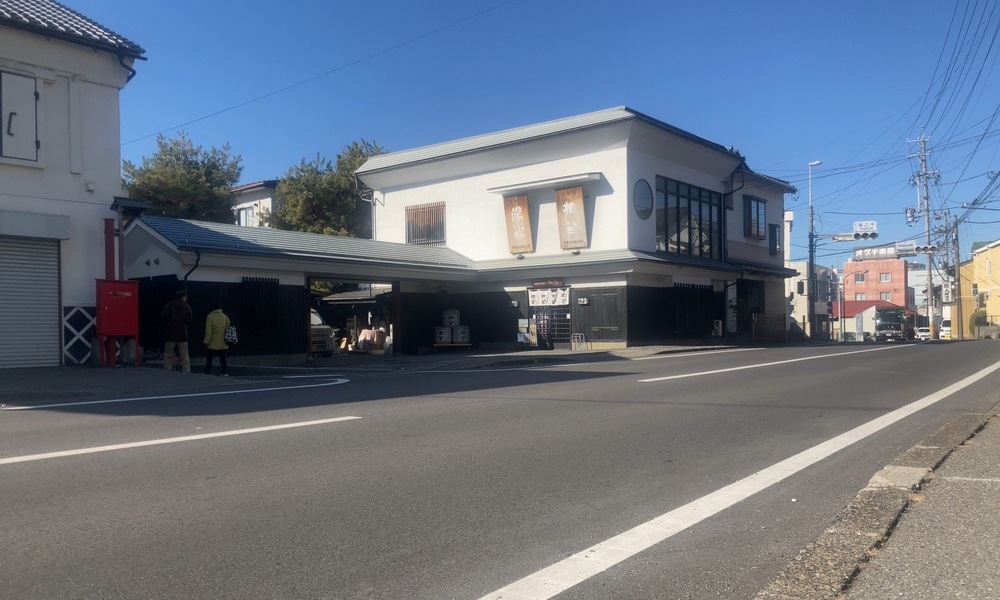 諏訪の街道沿いに建つ酒蔵と甲州街道の風景