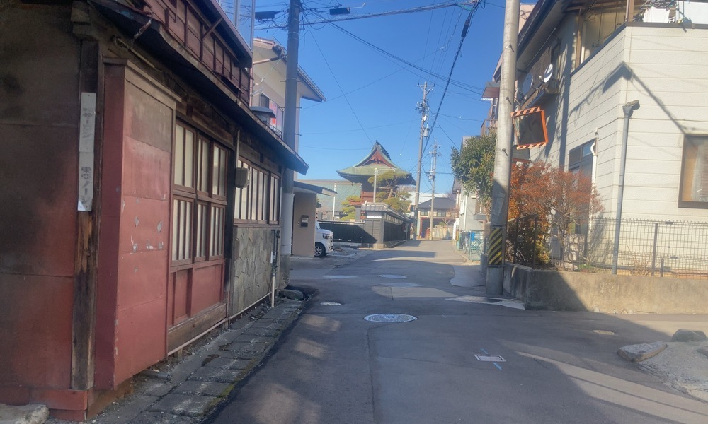 諏訪五蔵エリアの路地と古い建物が続く街並み