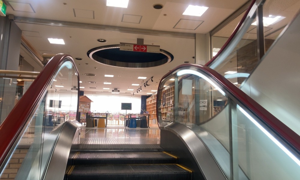 エスカレーターを上がった先に広がる、まちライブラリー@My Book Station 茅野駅の入口風景