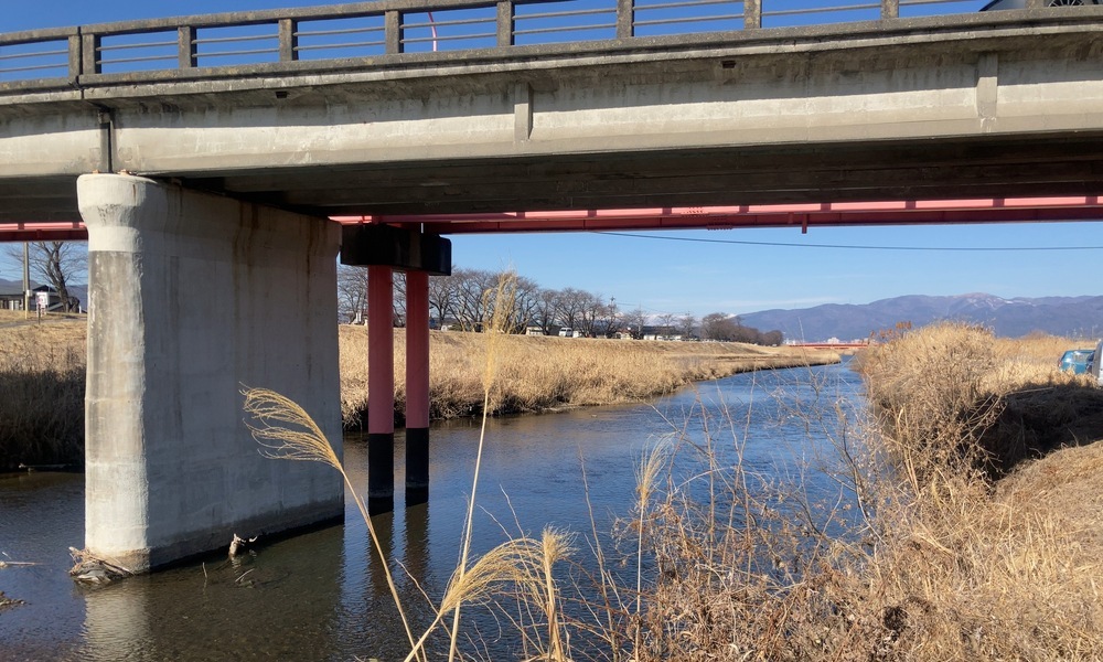 諏訪湖へと向かう流れが橋の下を通過する様子
