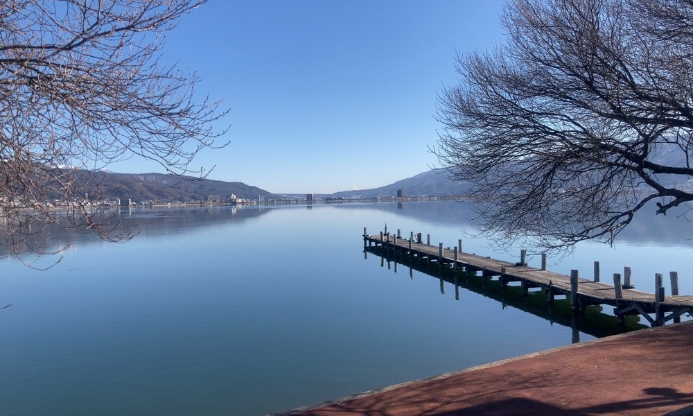 静かな湖面に伸びる桟橋と山並み