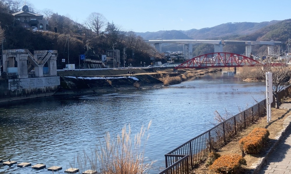 諏訪湖から流れ出る天竜川と赤い橋