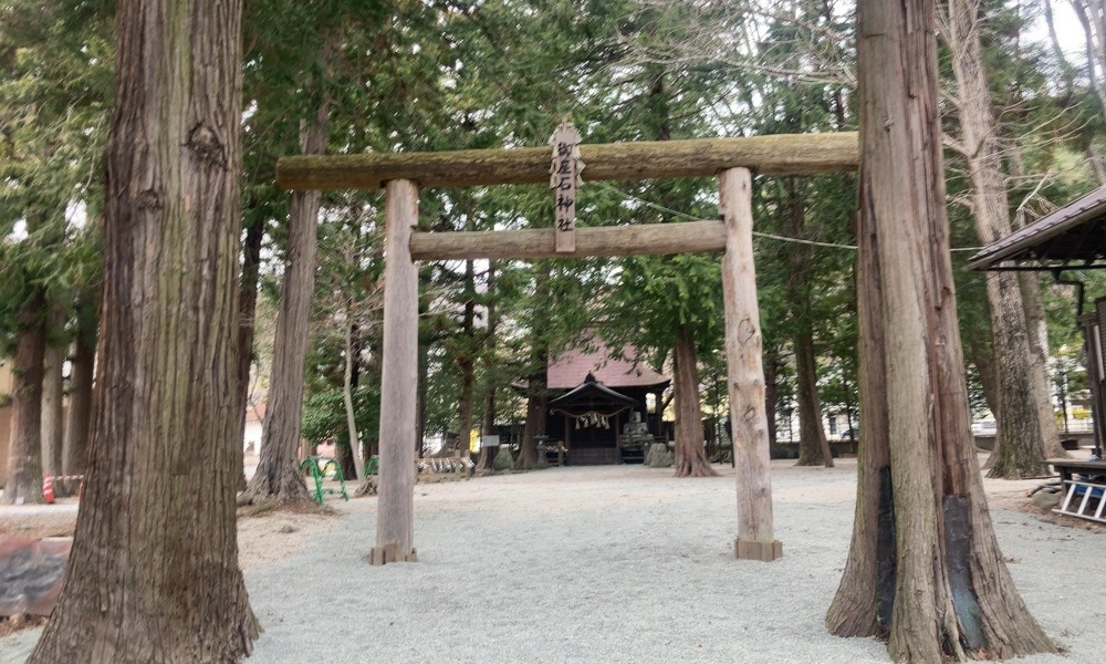御座石神社の鳥居と、その奥に広がる境内の風景