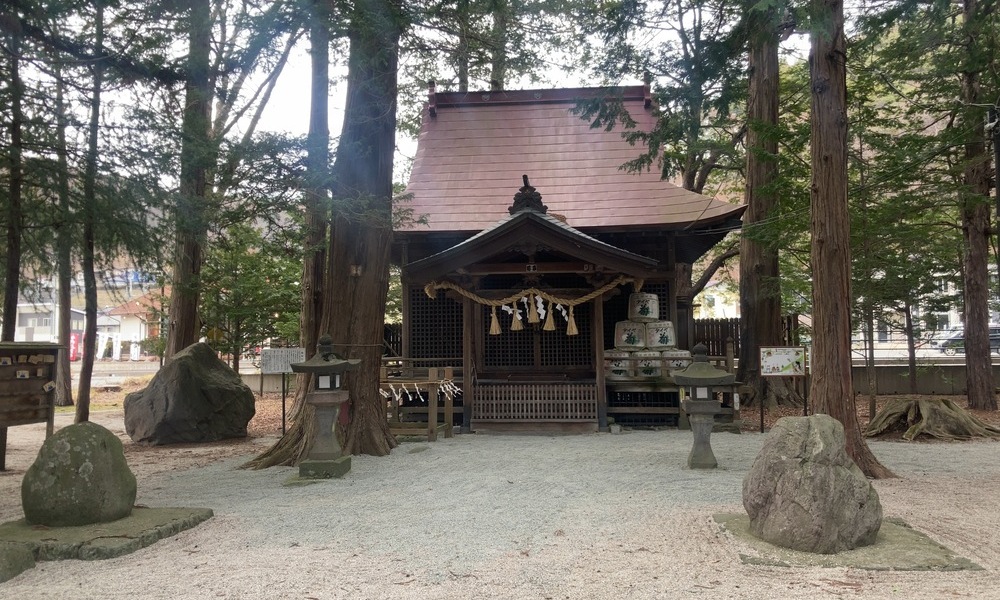 御座石神社の社殿前に広がる境内と石の風景