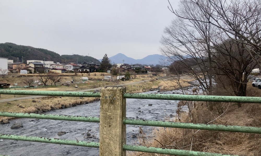 茅野の宮川沿いに広がる風景と、土地に残る静かな記憶