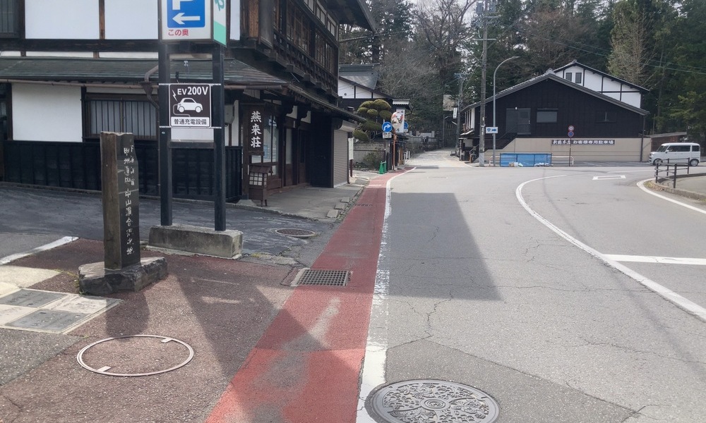 下諏訪の中山道・甲州道中合流之地の石碑と、旧街道が分かれて伸びる交差点風景