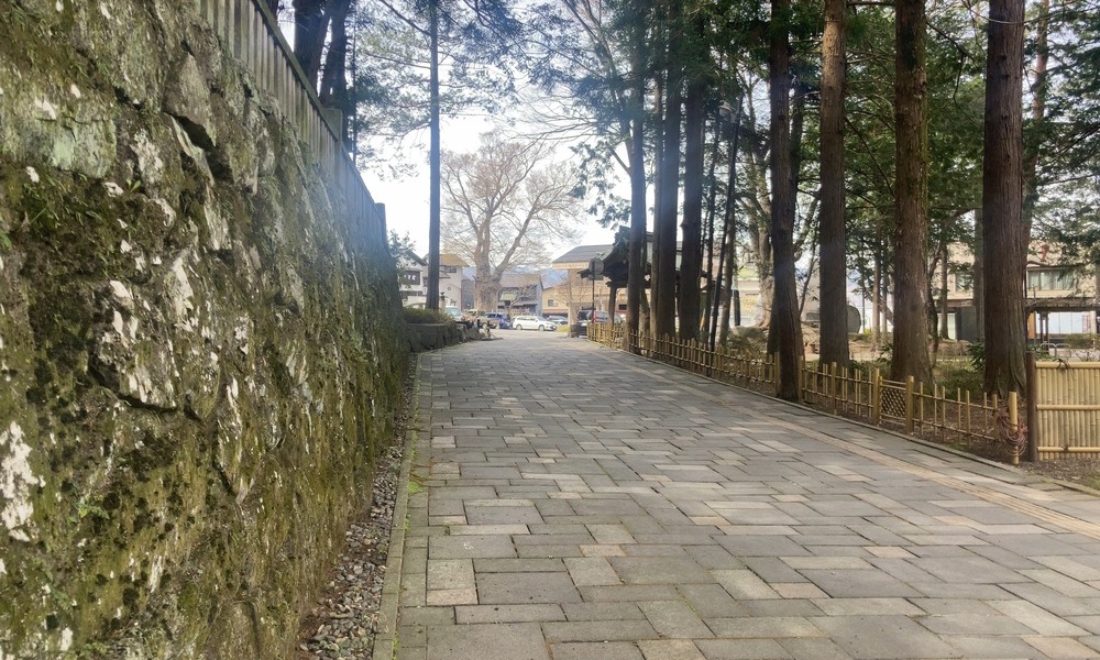 下諏訪で秋宮を左に見ながら江戸へ向かう旧甲州街道の石畳と石垣の風景
