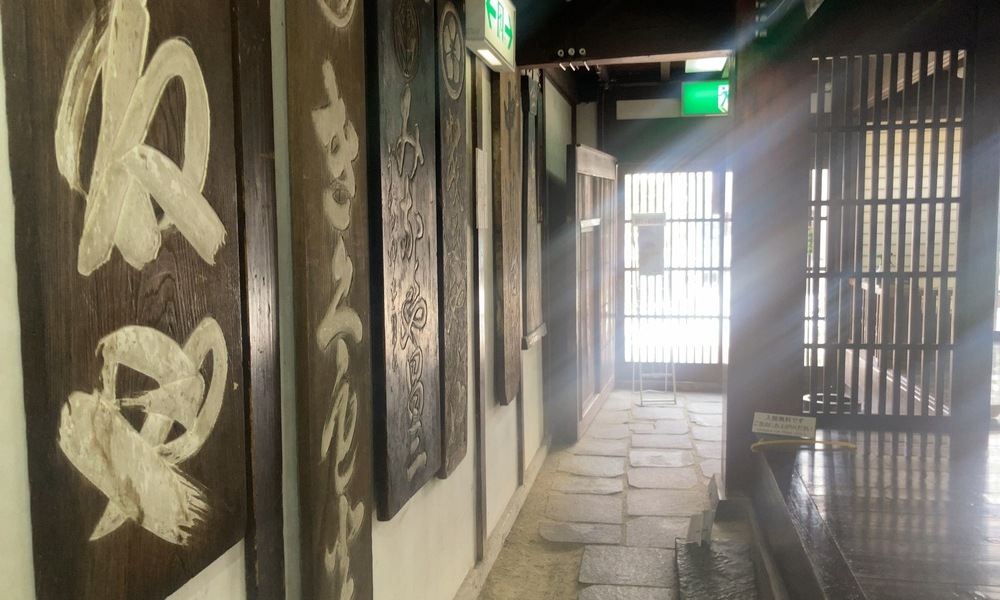 下諏訪の宿場街道資料館の中通路、目の前の戸を開けると旧中山道へ出る内部空間
