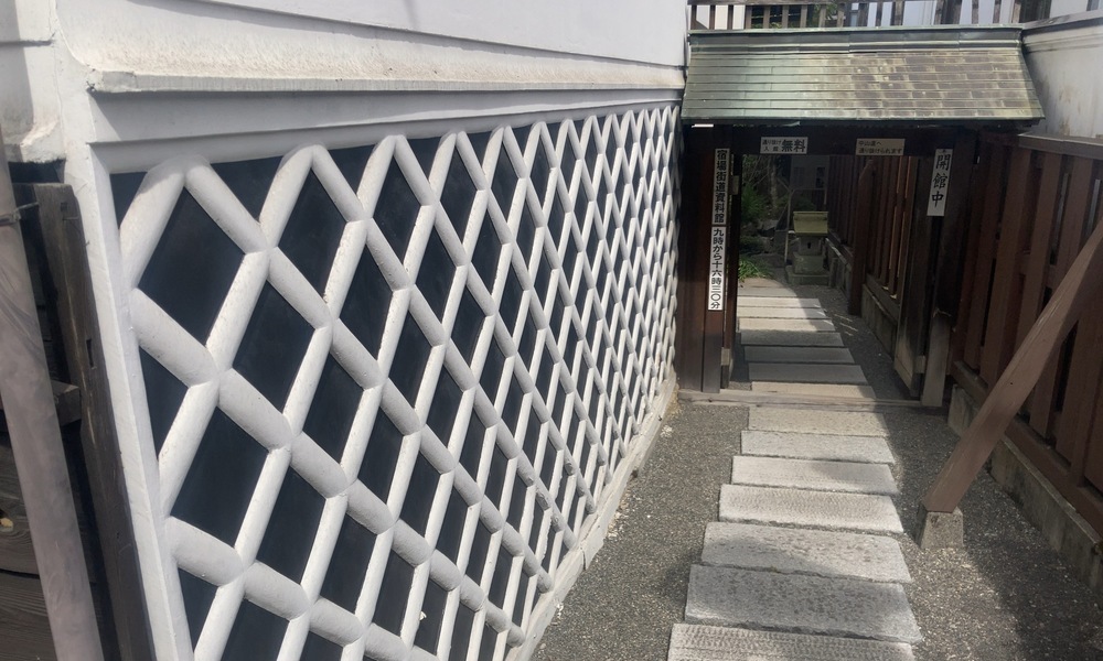 下諏訪の宿場街道資料館の外通路、なまこ壁沿いに石畳が続く旧街道の気配を残す風景